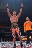 吉野はかつての盟友・土井との激闘を制して、ドラゴンゲート最高峰のオープン・ザ・ドリームゲート王座初防衛に成功した