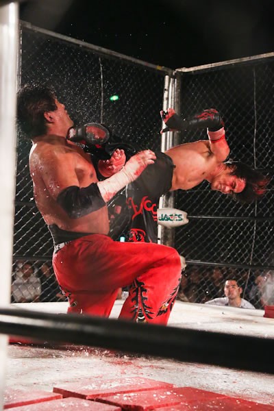 イサミ(右)が石川を破り、BJW認定デスマッチヘビー級王座を戴冠