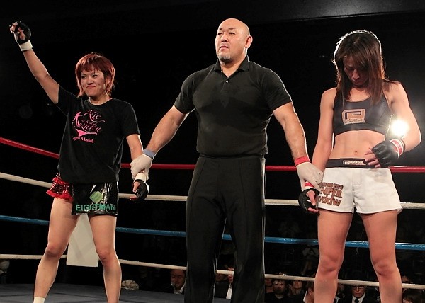 美女ファイター長野は富松に判定負けを喫し、がっくりと肩を落とした