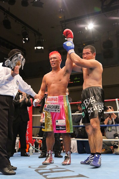 激闘及ばなかった挑戦者・竹原(右)も試合後は京太郎をたたえた