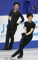 五輪代表「3」枠の行方は!? 全日本フィギュア、前日練習に臨む高橋(左)と羽生