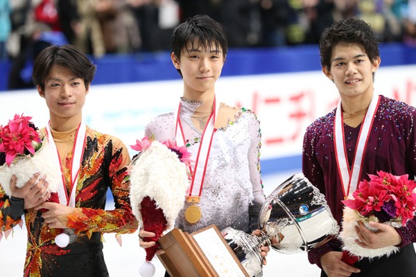 全日本フィギュア2連覇を達成した羽生(中央)、2位の町田(左)、3位の小塚