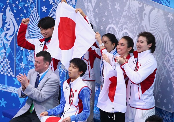 団体戦の先陣、羽生は会心演技で男子SP1位