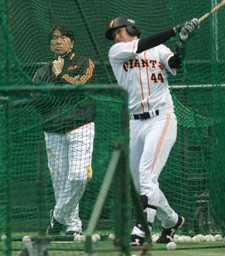 昨季まで背番号「55」だった大田(右)に松井も熱視線を送っていた