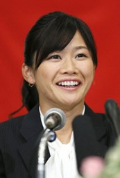 女子サッカー、米プロリーグNWSLのシアトル・レインに期限付きで移籍が決まり、記者会見する川澄奈穂美=11日、神戸市