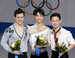 フィギュアスケート男子で金メダルを獲得した羽生結弦。左は銀のパトリック・チャン、右は銅のデニス・テン=ソチ