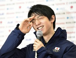 記者会見で金メダルの喜びを語る羽生結弦