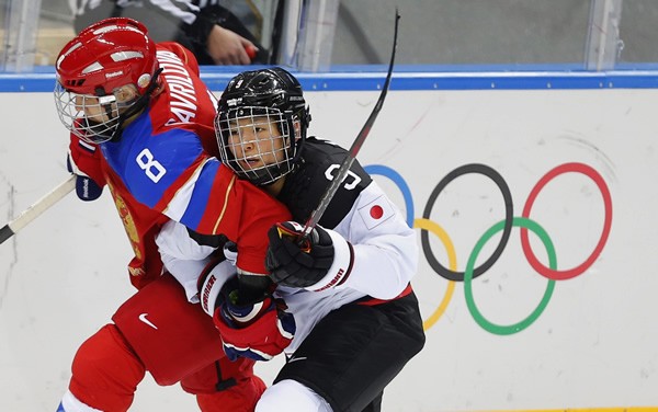 開催国ロシアと競り合った日本。意気込みは十分出ていたが……。写真はロシア選手と競り合う竹内愛奈(右)