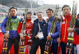 複合団体で5位となり、個人ラージヒルで負傷した加藤大平選手(中央)を囲む日本の(左から)湊祐介選手、永井秀昭選手、(1人おいて)渡部暁斗選手、渡部善斗選手=20日、ソチ