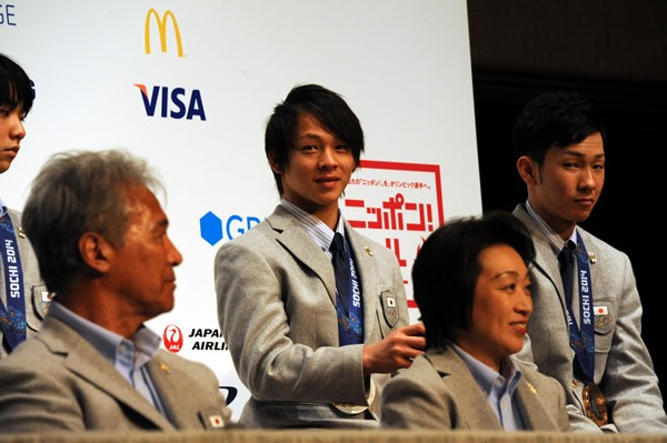 スノーボード男子ハーフパイプで銀メダルに輝いた平野歩夢(中央)と銅メダルを獲得した平岡卓(右)