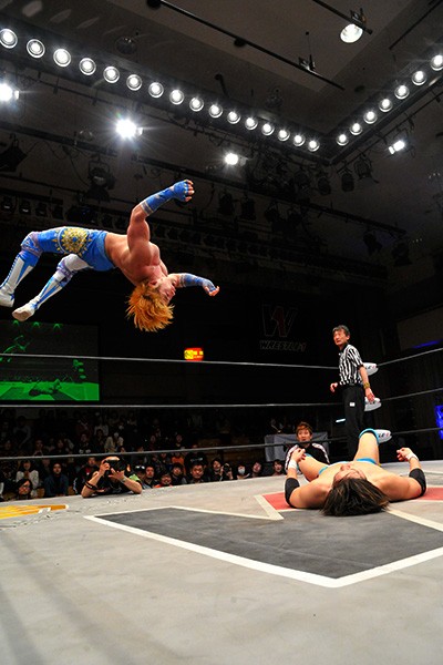 米国帰りの真田はラウンディングボディープレスで快勝