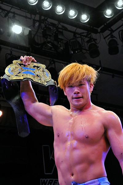新鋭・吉岡を下しTNA Xディビジョン王座初防衛に成功した真田=W-1