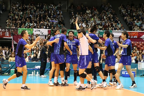 2年ぶりとなる王座奪回に成功したパナソニック。決勝では固さの見えるJTに対し、試合巧者ぶりが発揮された