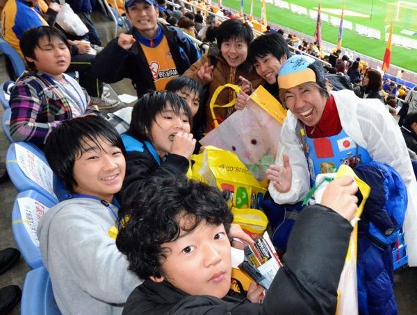 「牡鹿半島の子どもをブラジルW杯に招待し隊プロジェクト」を企画した、ちょんまげ隊長のツンさん(右)