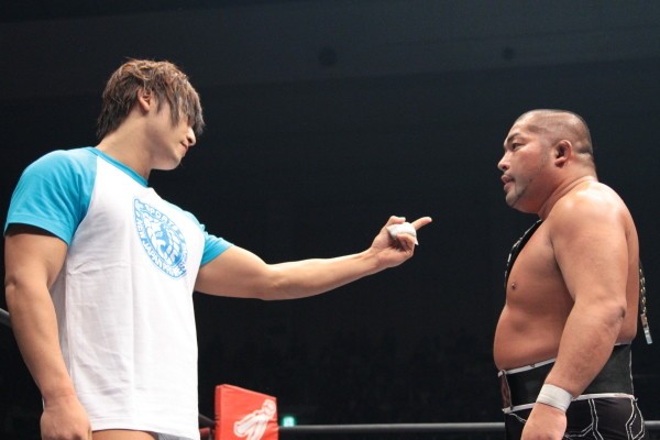 NEVER王者・石井が3度目の防衛を果たした直後に、ジュニア王者・飯伏がリングに上がり、NEVER王座への挑戦を要求