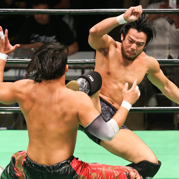 フリーとしてノア参戦となったKENTAだが、遠慮なく丸藤にエルボーやキックを蹴りこんでいった
