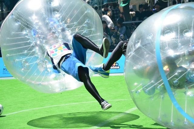 色々なイベントで大活躍します。バブルサッカーは超人気！ 走って弾んで転がって♪ 話題のバブルサッカーを体験してきた！