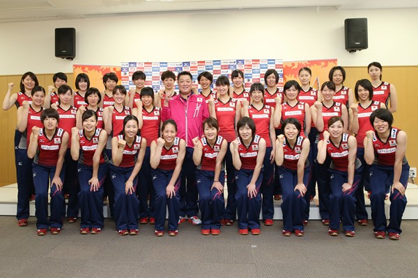 新たに始動した2014年度の全日本女子メンバー。キャプテンの木村沙織を中心に世界選手権でメダル獲得を目指す