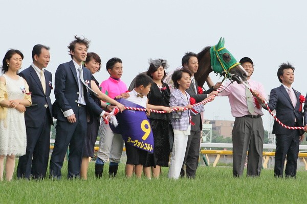 岩田騎乗のヌーヴォレコルトがハープスターを破りオークス戴冠
