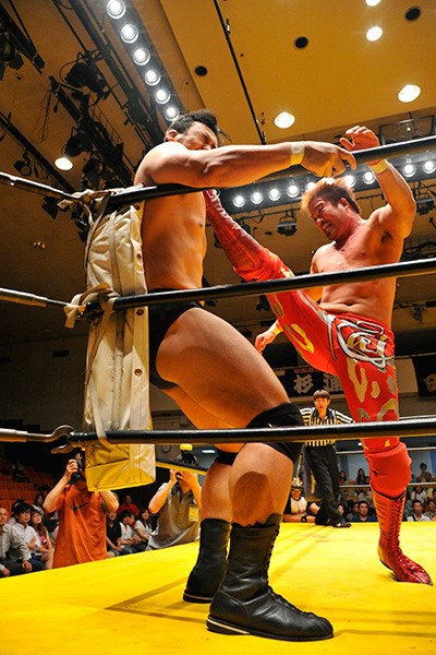 対抗戦の大将戦に出場した“W−1のエース”KAI。鈴木からフォールを奪い、その後火祭り参戦もアピールした