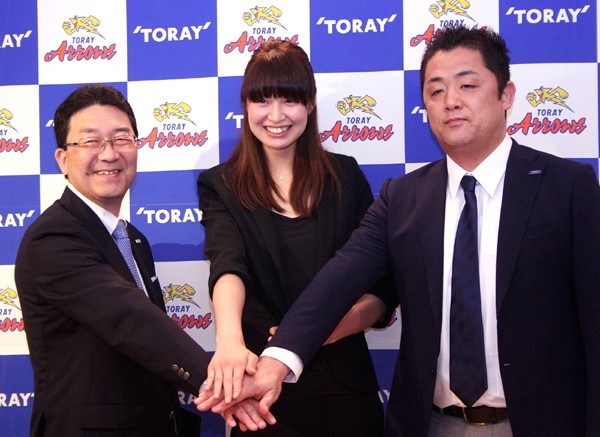 2年ぶりに東レへ復帰することになった木村沙織(中央)。福田康弘監督(右)もその攻撃力などに期待している