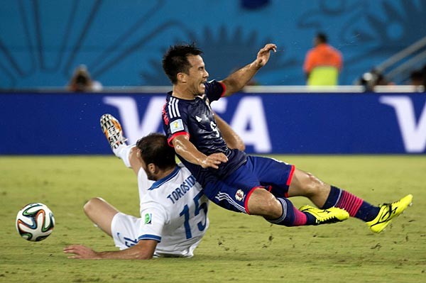 2試合でシュートゼロ。ブンデスリーガで15得点を挙げた岡崎(右)が、W杯で苦しんでいる