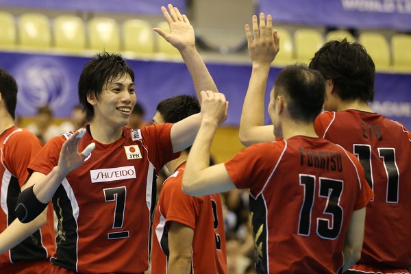 今季のワールドリーグ12戦目にしてやっと初白星を飾った全日本男子。試合後、主将の越川(左)の目には涙が見られた