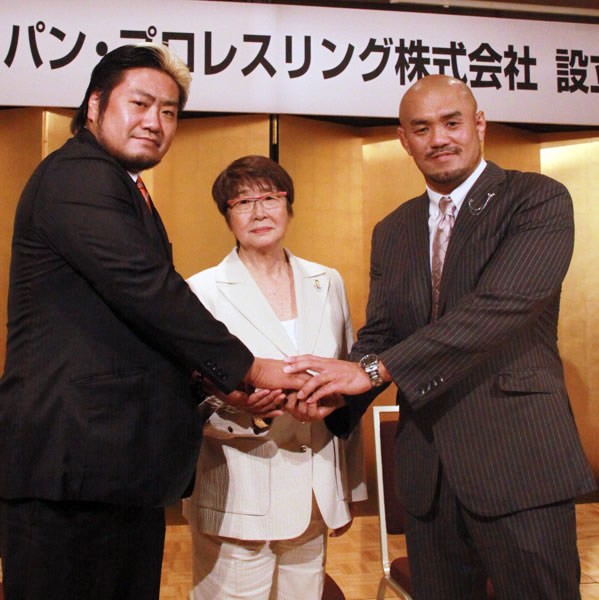 馬場イズムの継承を誓った秋山社長(右)と諏訪魔専務、相談役となった故・馬場夫人・元子さん