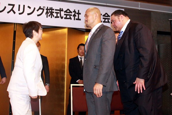 会見終了後、曙ら選手から挨拶を受ける元子さん。相談役として秋山全日本を裏側から支える