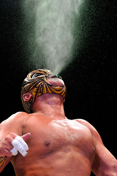 本家ムーンサルトで真田を下したムタは勝利の毒霧を噴射!