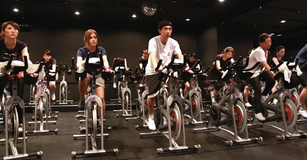 話題のハイテンショントレが楽しい まるでクラブなfeelcycle スポーツナビdo 話題のハイテンショントレが楽しい まるでクラブなfeelcycle スポーツナビdo