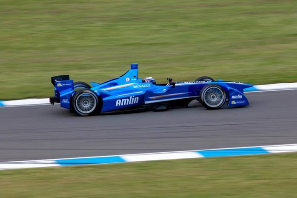 動力源はガソリンから電気へ。新時代のフォーミュラレースがついにスタートする。写真はアムリン・アグリ