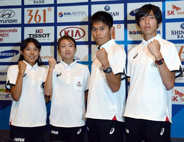 アジア大会のマラソン直前会見に臨んだ川内優輝(右から2番目)ら。目標は金メダルのみ