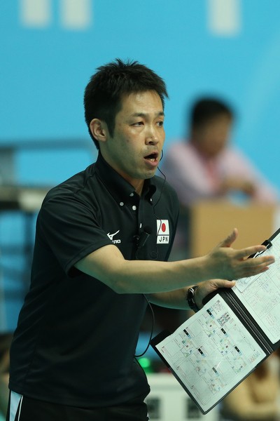 アジア大会のチームを率いた安保澄監督。シニアと同様、ポジションレスのバレーで戦った