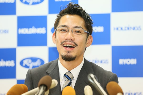 20年の現役生活に終止符を打ち、晴れやかな表情で会見に臨んだ高橋