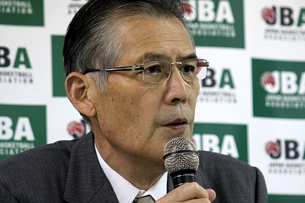 辞任を発表したJBAの深津会長。会見では「責任を全うできなかった」と理由を説明した