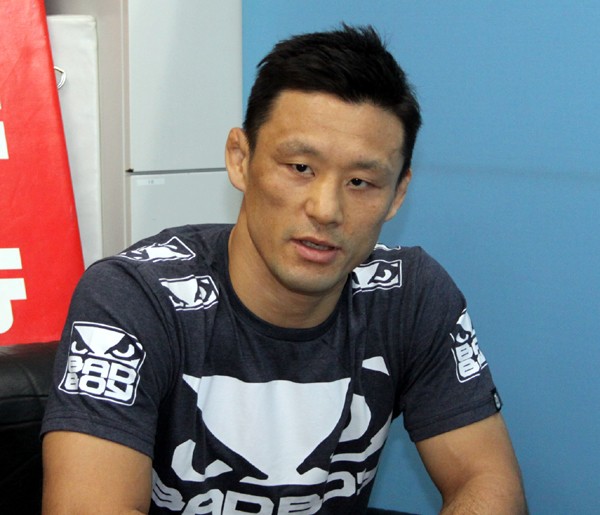 UFCでも5戦するなど海外での試合が多い吉田。ケージでの経験は北岡を上回る