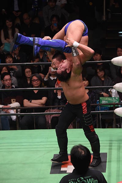 決勝進出を狙った新日本プロレス・永田だが、ヨネのキン肉バスターの前にV2の夢を絶たれた