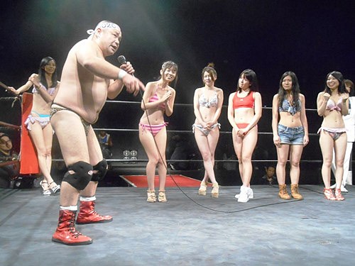 桃瀬まいみ、嘉村早織、小林明日香、小日向美羽、佐原麻衣子と5人のグラビアアイドルも登場し、観客のもとに飲食物を運ぶサービスも