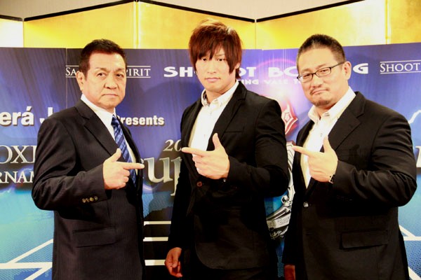 SBに飯伏を送り出すDDT高木社長(右)は「ファンをうならせる試合をしてほしい」とハッパをかけるとともに、同団体の竹下幸之介や赤井沙希の参戦を示唆した