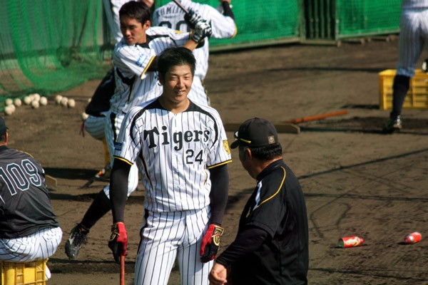 掛布雅之DC(手前)と談笑する横田。首脳陣からの期待も大きい