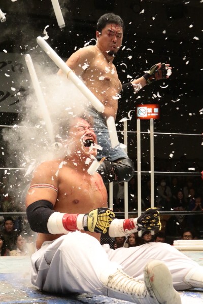優勝決定戦はアブ小林の猛アピールにより蛍光灯200本デスマッチに