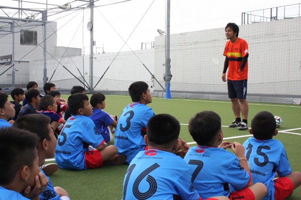バンコク マハメークろう学校でサッカー部の指導を行っている相原は、教え子たちの日本遠征を実現させた