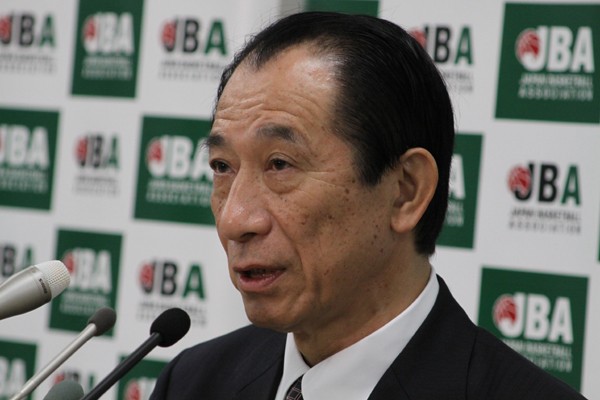 記者会見に臨む日本バスケットボール協会の丸尾会長代行