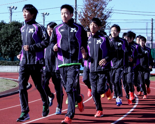 箱根駅伝での優勝を目指す明治大。主将の有村(左)、大六野(左から2番目)ら『最強世代』がチームをけん引する