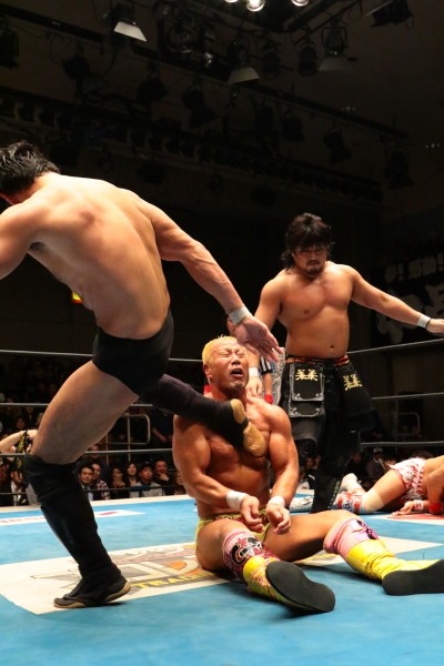後藤の牛殺しから柴田のPKという必殺連係がさく裂