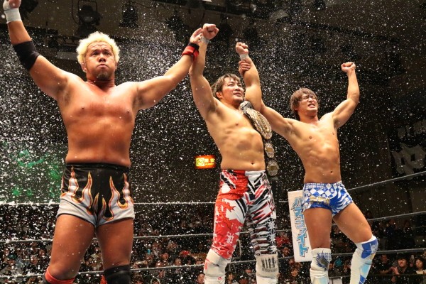 年内最終戦を勝利で飾った棚橋(中央)、真壁、飯伏の新日本隊はベルト総獲りを宣言