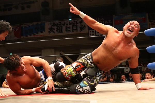 右ヒザ殺しからの必殺足4の字固めでフィニッシュ