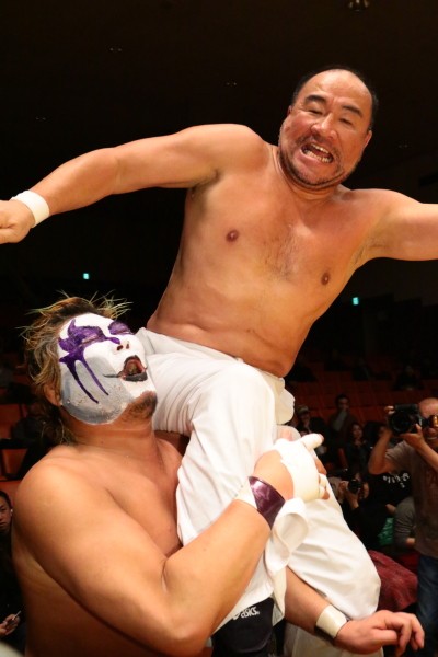 ZERO1サンタ・MrX‘masとして越中詩郎が参戦。豪快なヒップアタックを連発した