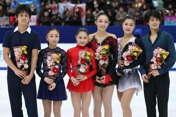 世界選手権代表に選出された(左から)ペアの高橋/木原組、女子の宮原、本郷、村上、男子の小塚